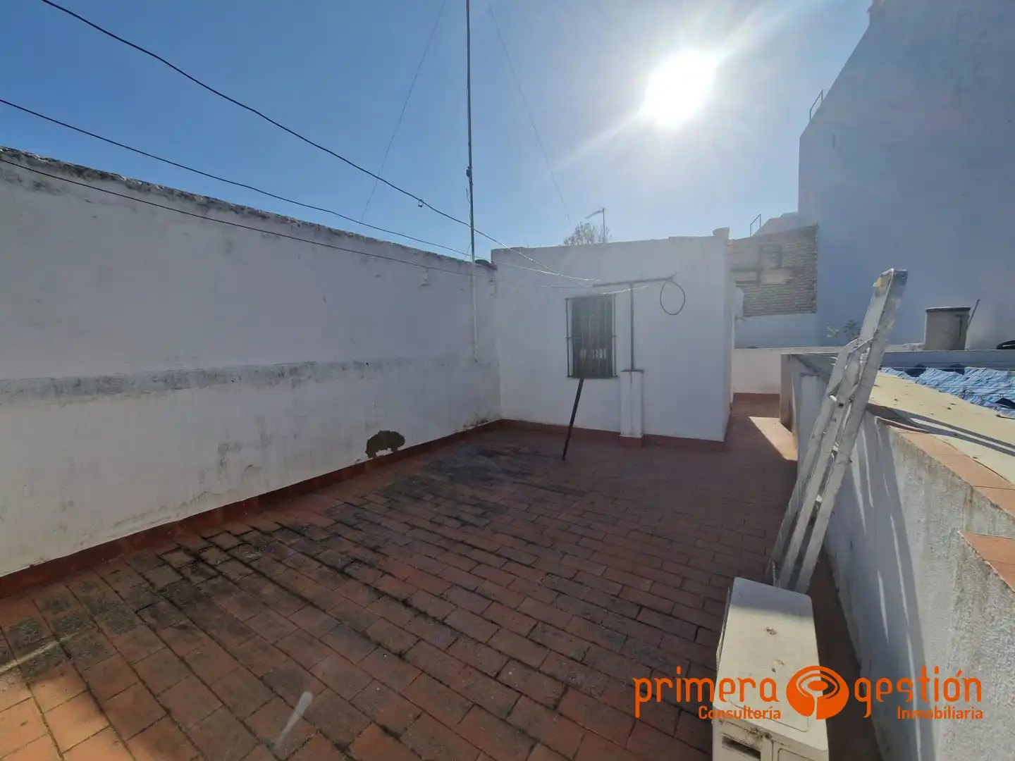 Vista exterior de Casa o xalet en venda en Lora del Río amb Aire condicionat, Calefacció i Terrassa