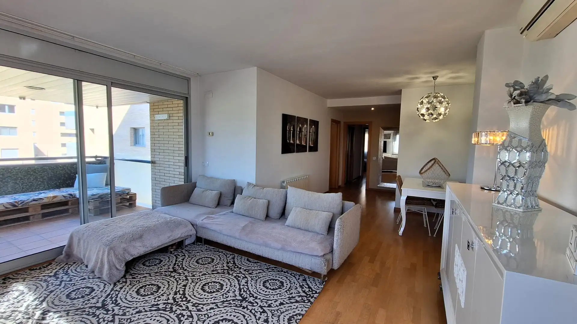Wohnzimmer von Wohnung zum Verkauf in Salt mit Klimaanlage, Heizung und Terrasse
