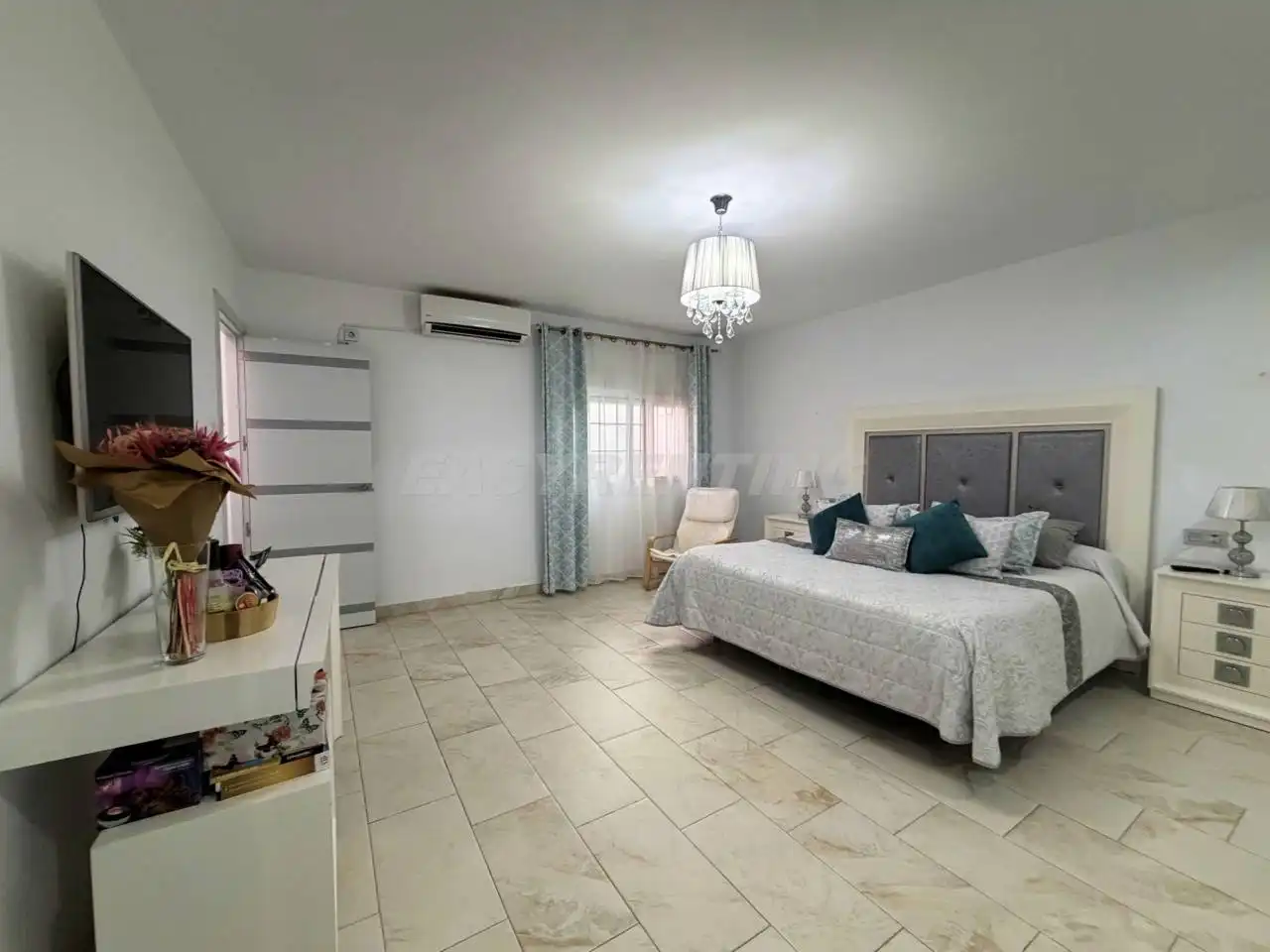 Dormitori de Casa o xalet en venda en La Línea de la Concepción amb Aire condicionat, Terrassa i Moblat