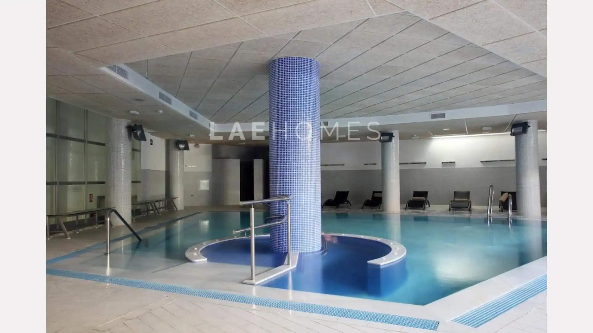 Schwimmbecken von Dachboden zum Verkauf in Estepona mit Privatgarten, Terrasse und Abstellraum