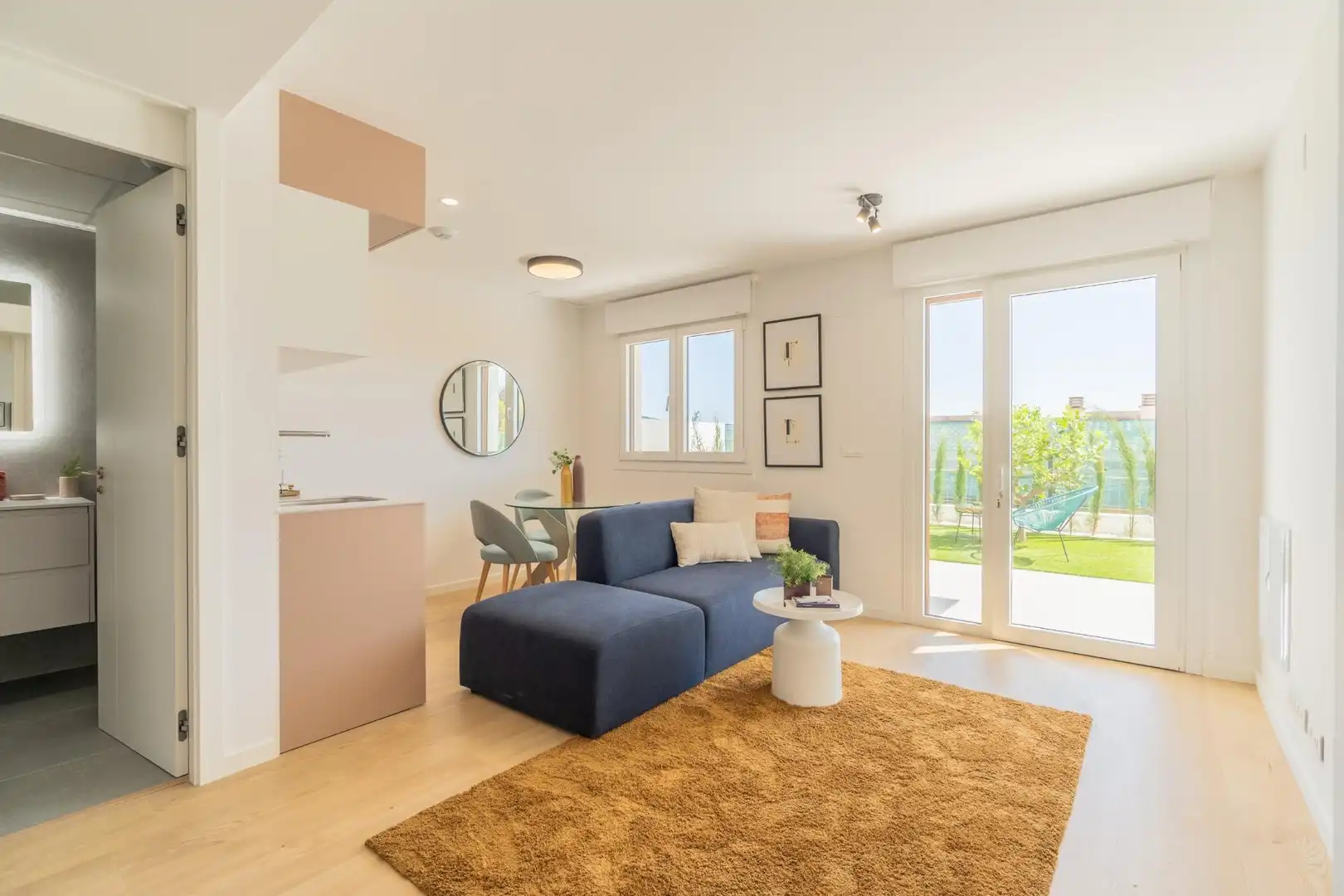 Sala d'estar de Casa adosada en venda en La Nucia amb Aire condicionat, Jardí privat i Terrassa