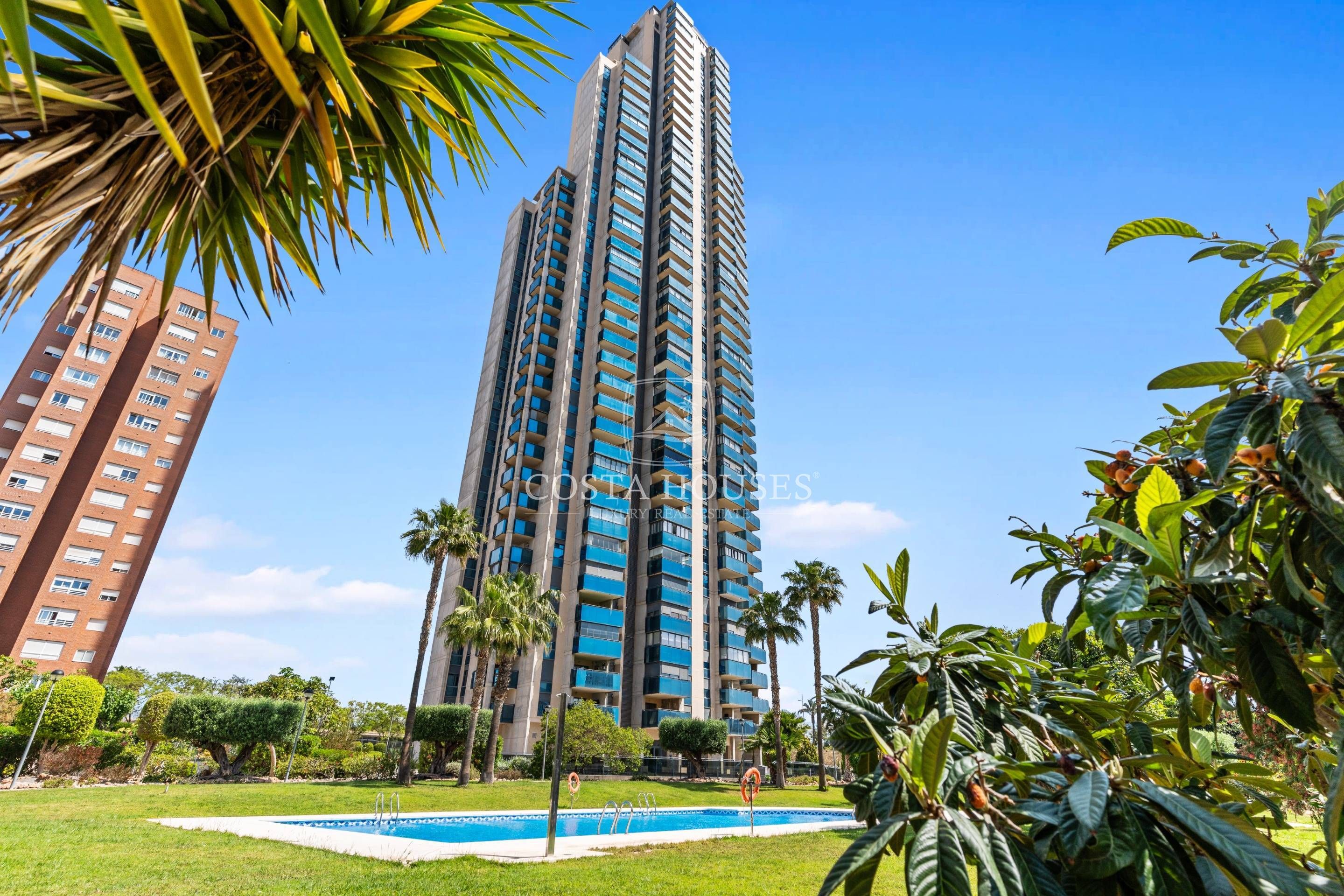 Vista exterior de Àtic en venda en Benidorm amb Aire condicionat, Calefacció i Jardí privat