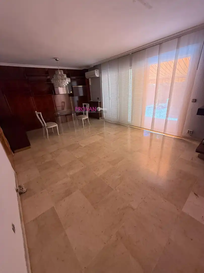 Sala d'estar de Casa adosada en venda en Torrejón de Ardoz amb Aire condicionat, Calefacció i Terrassa