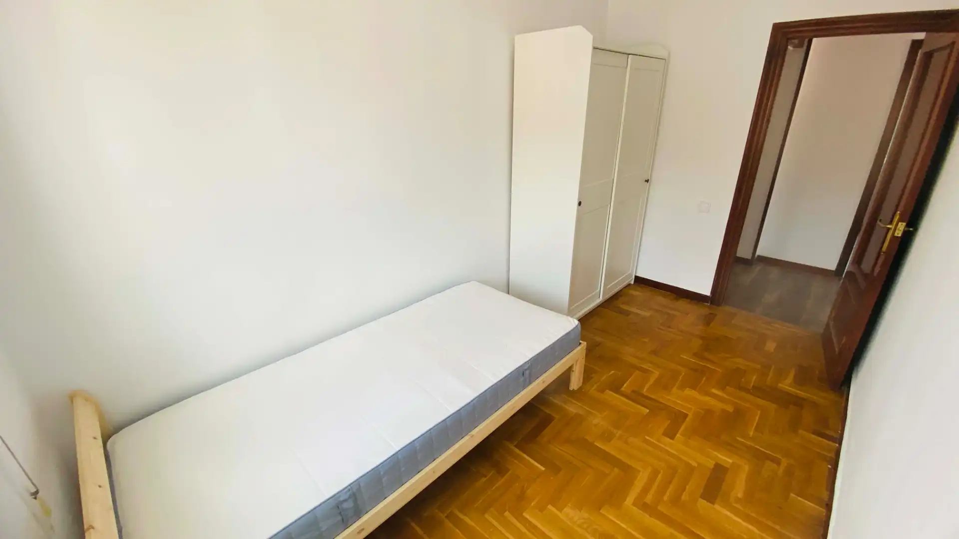 Habitación de Piso de alquiler en San Martín del Rey Aurelio con Trastero, Amueblado y Horno