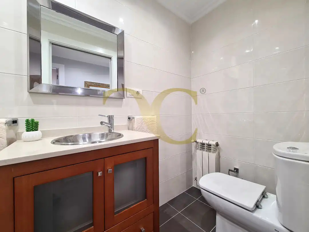 Baño de Piso en venta en Gijón  con Calefacción, Jardín privado y Terraza