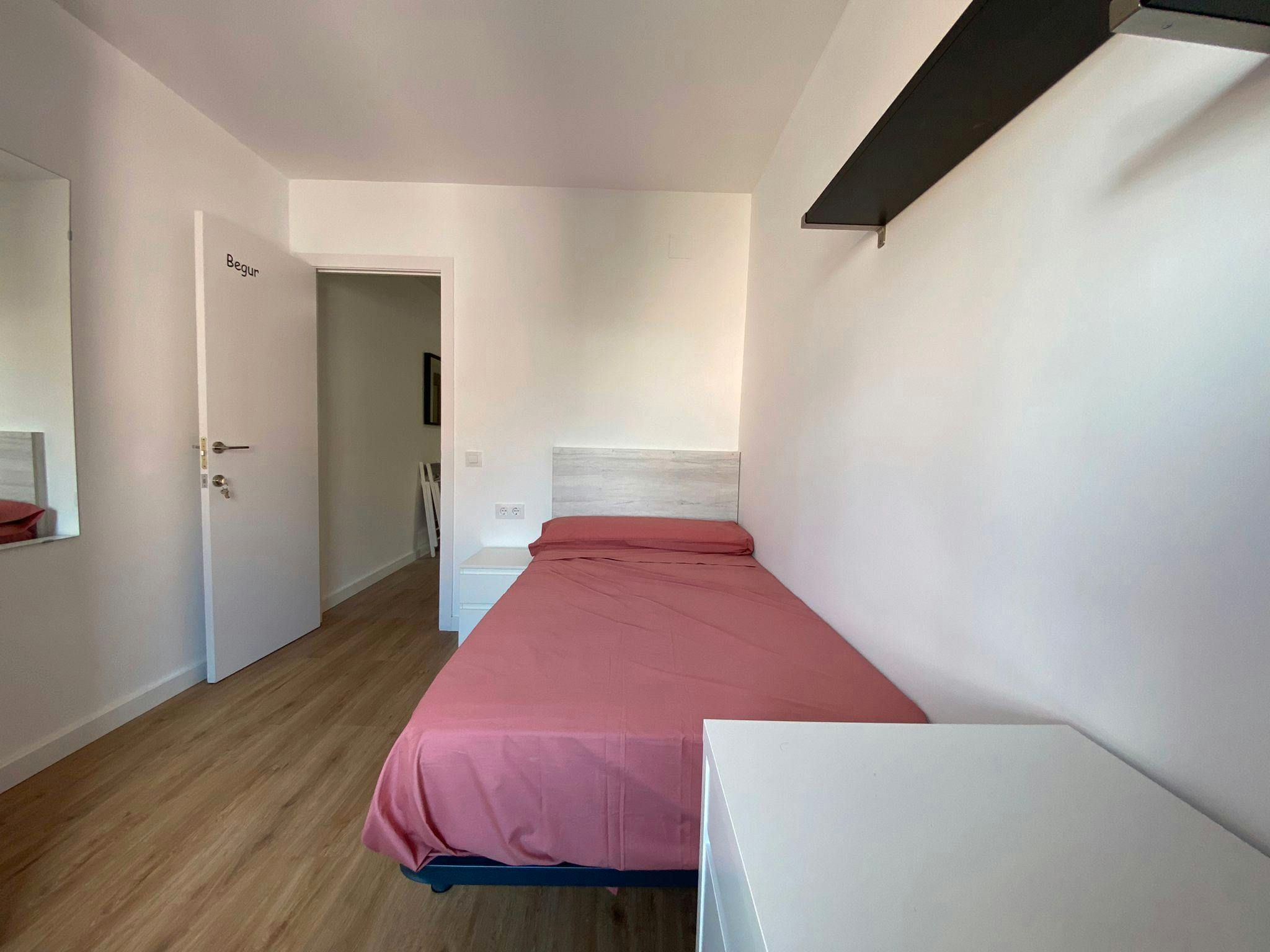 Dormitori de Pis per a compartir en L'Hospitalet de Llobregat amb Calefacció, Moblat i Rentadora