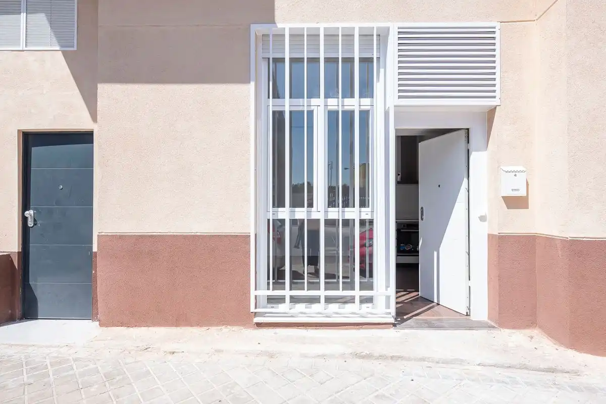 Vista exterior de Planta baixa en venda en Madrid amb Aire condicionat, Calefacció i Jardí privat