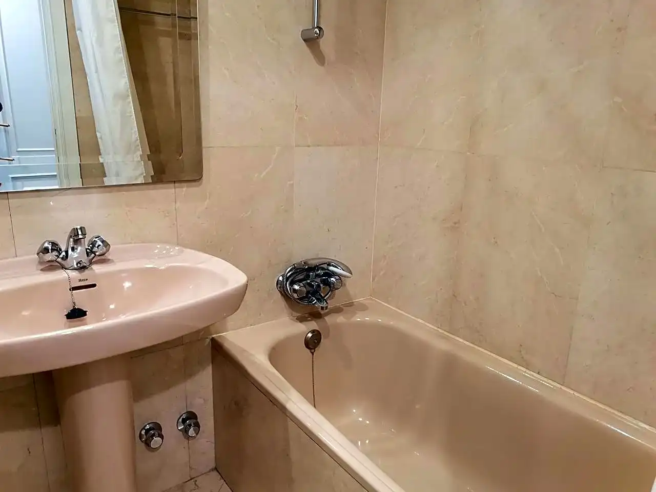 Badezimmer von Wohnung zur Miete in Madrid mit Klimaanlage, Heizung und Gemeinschaftspool
