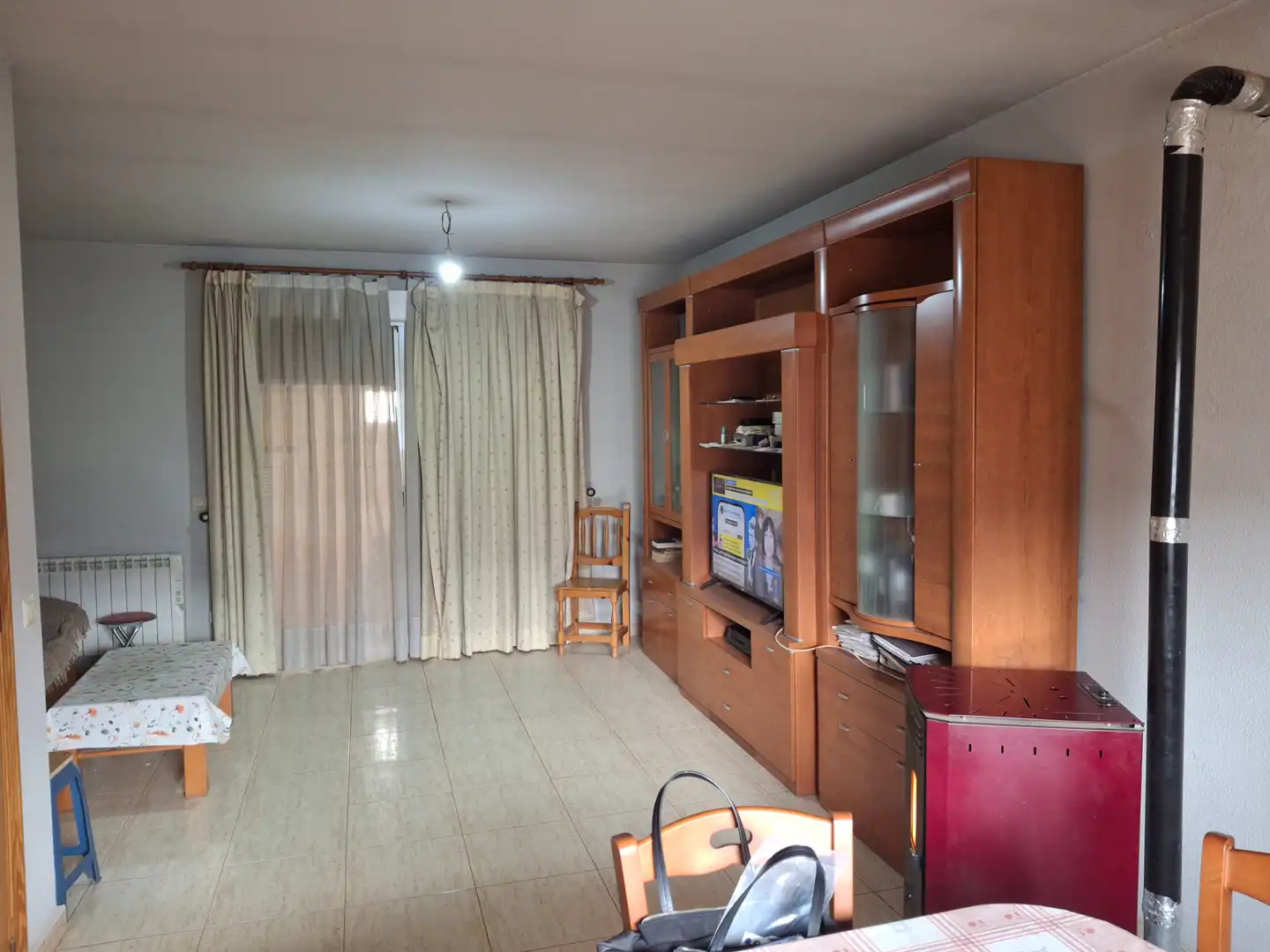 Sala de estar de Casa adosada en venta en La Puebla de Almoradiel con Calefacción, Jardín privado y Amueblado