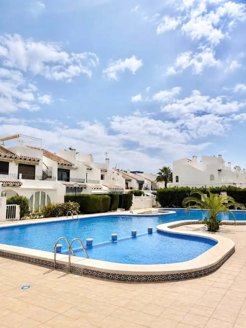 Vista exterior de Casa o chalet de alquiler en Orihuela con Aire acondicionado, Terraza y Piscina