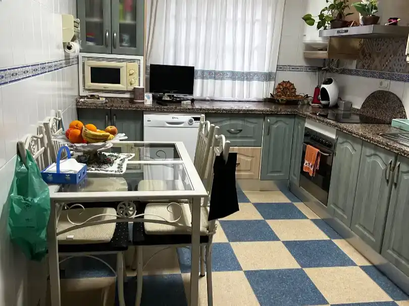Cuina de Casa adosada en venda en La Rinconada amb Aire condicionat i Balcó