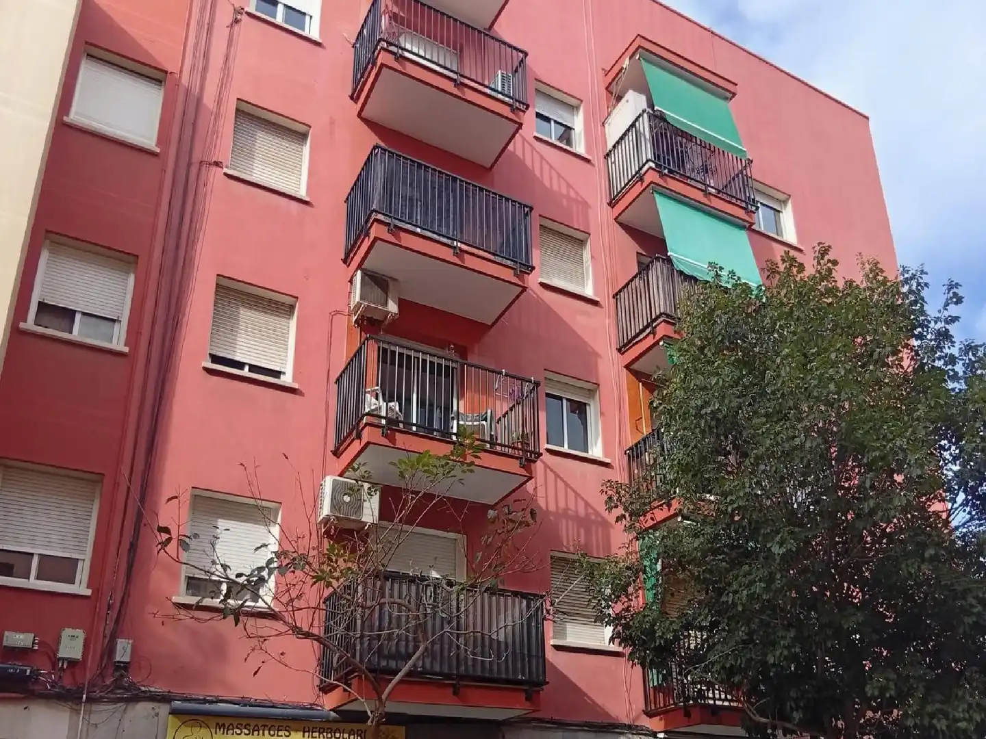 Vista exterior de Piso en venta en Cornellà de Llobregat