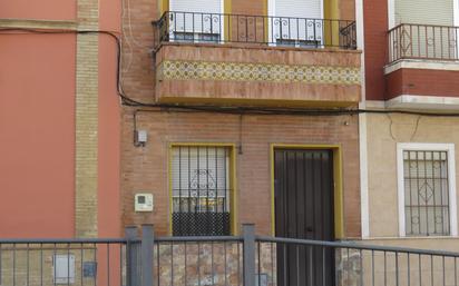 Vista exterior de Casa adosada en venda en Castilleja de la Cuesta amb Aire condicionat, Calefacció i Jardí privat