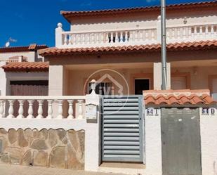 Vista exterior de Casa adosada en venda en Mont-roig del Camp amb Aire condicionat i Moblat