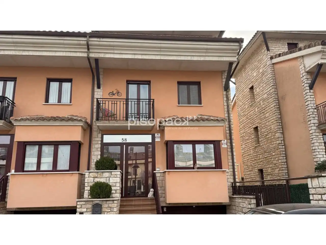 Vista exterior de Casa adosada en venta en Berrioplano / Berriobeiti con Calefacción, Jardín privado y Parquet