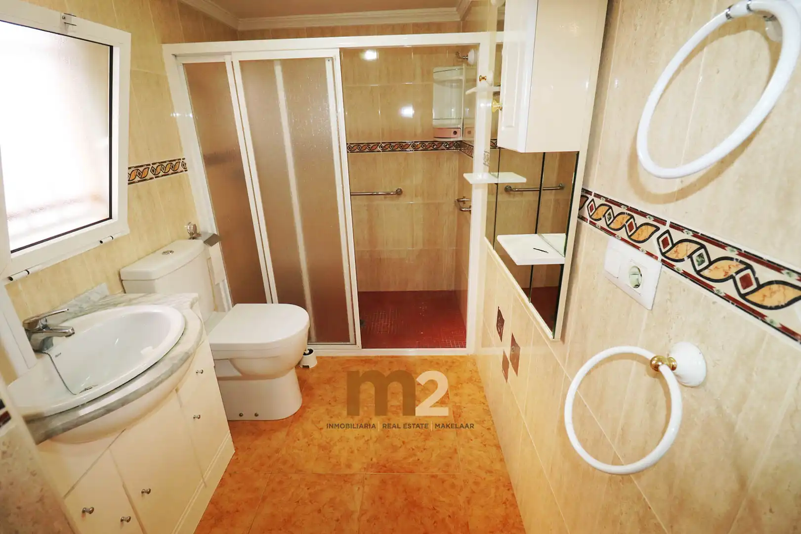 Badezimmer von Einfamilien-Reihenhaus zur Miete in Guardamar del Segura mit Klimaanlage, Heizung und Möbliert