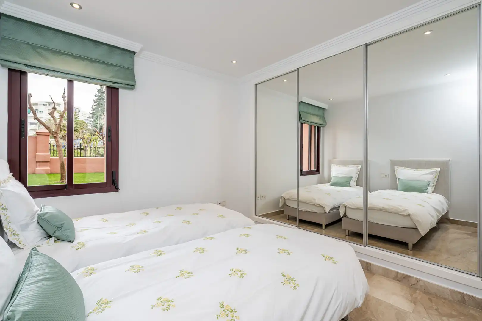 Habitación de Planta baja en venta en Estepona con Aire acondicionado, Terraza y Piscina