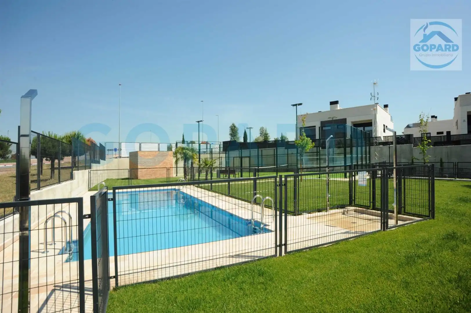 Piscina de Casa adosada de alquiler en Boadilla del Monte con Aire acondicionado, Calefacción y Jardín privado