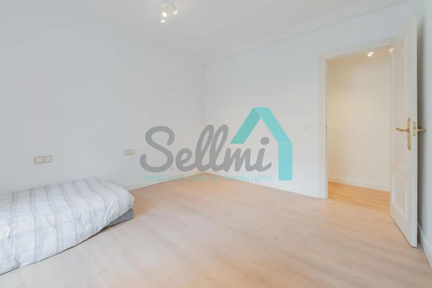 Schlafzimmer von Wohnung zur Miete in Oviedo  mit Heizung, Parkett und Terrasse