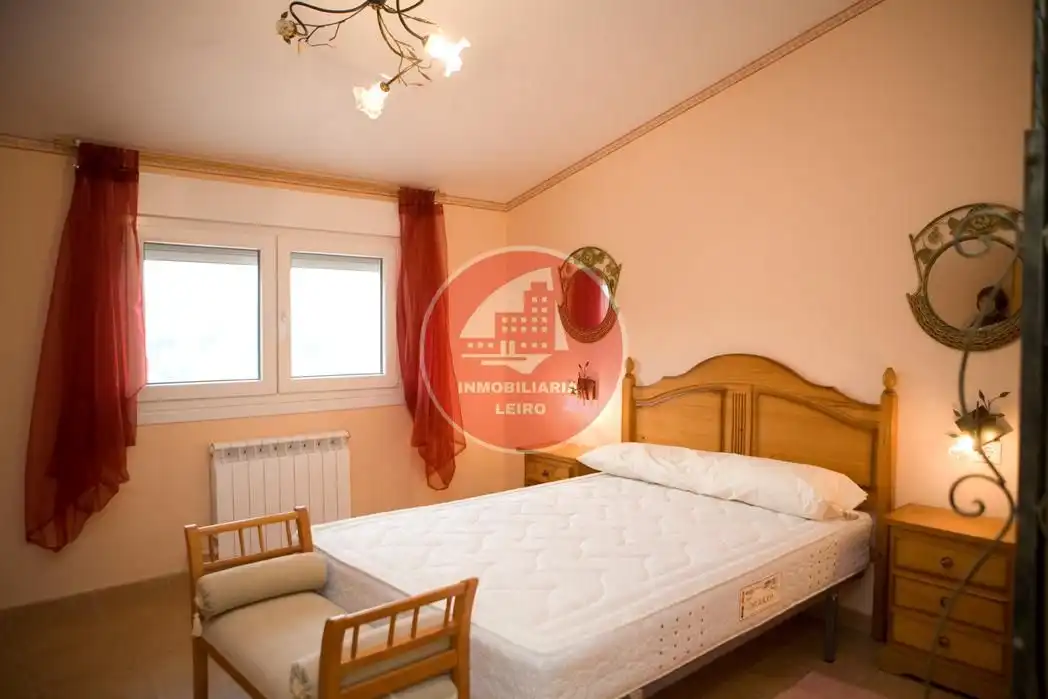 Dormitori de Casa o xalet en venda en Pontevedra Capital  amb Jardí privat, Terrassa i Moblat