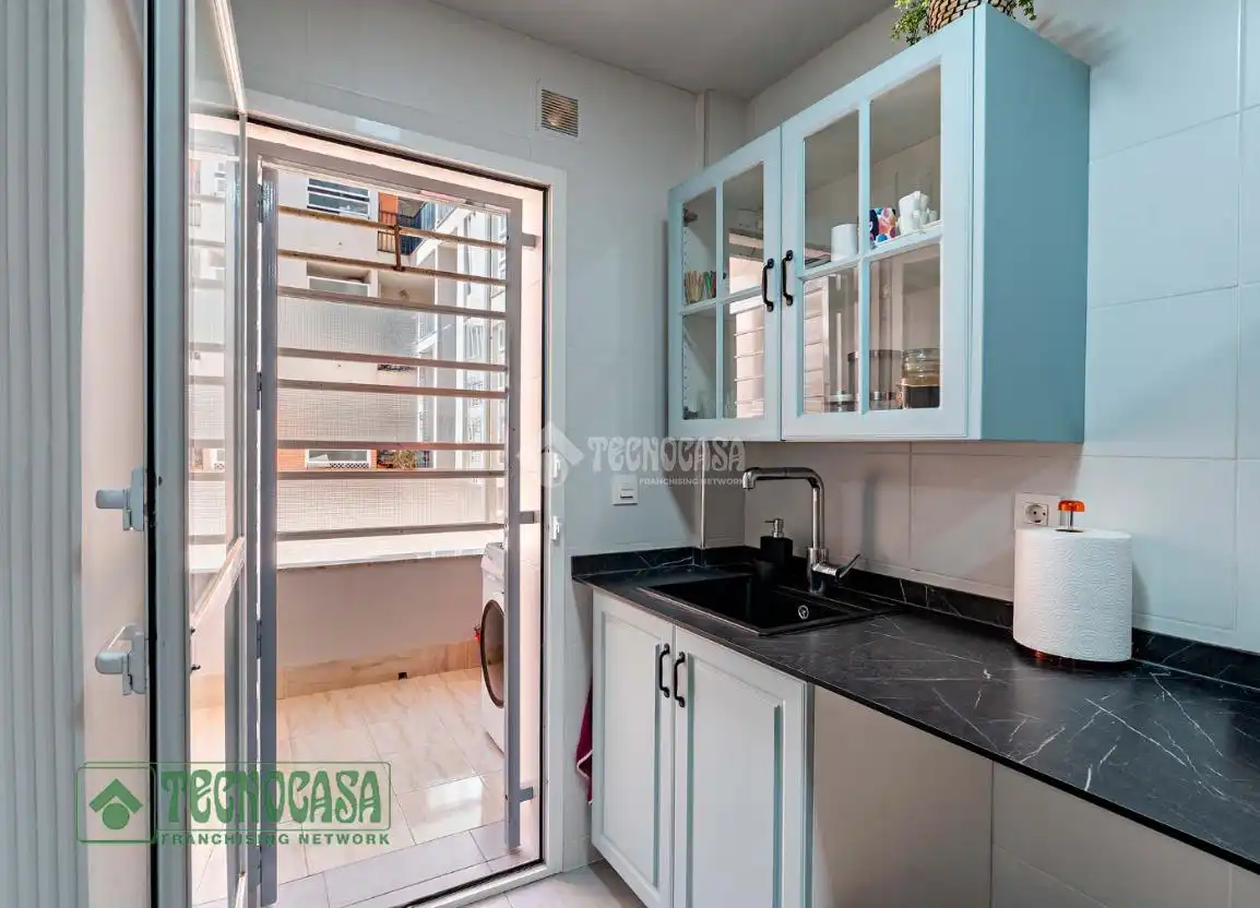 Cocina de Piso en venta en Roquetas de Mar con Jardín privado, Terraza y Balcón