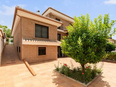 Casa pareada con piscina en venta en Ogíjares