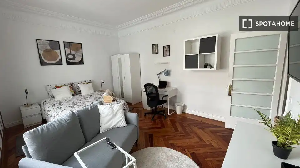 Bedroom of Flat for share in Bilbao   with Air Conditioner and Terrace