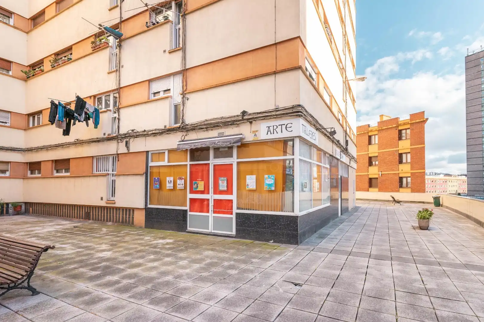 Vista exterior de Local en venta en Oviedo 
