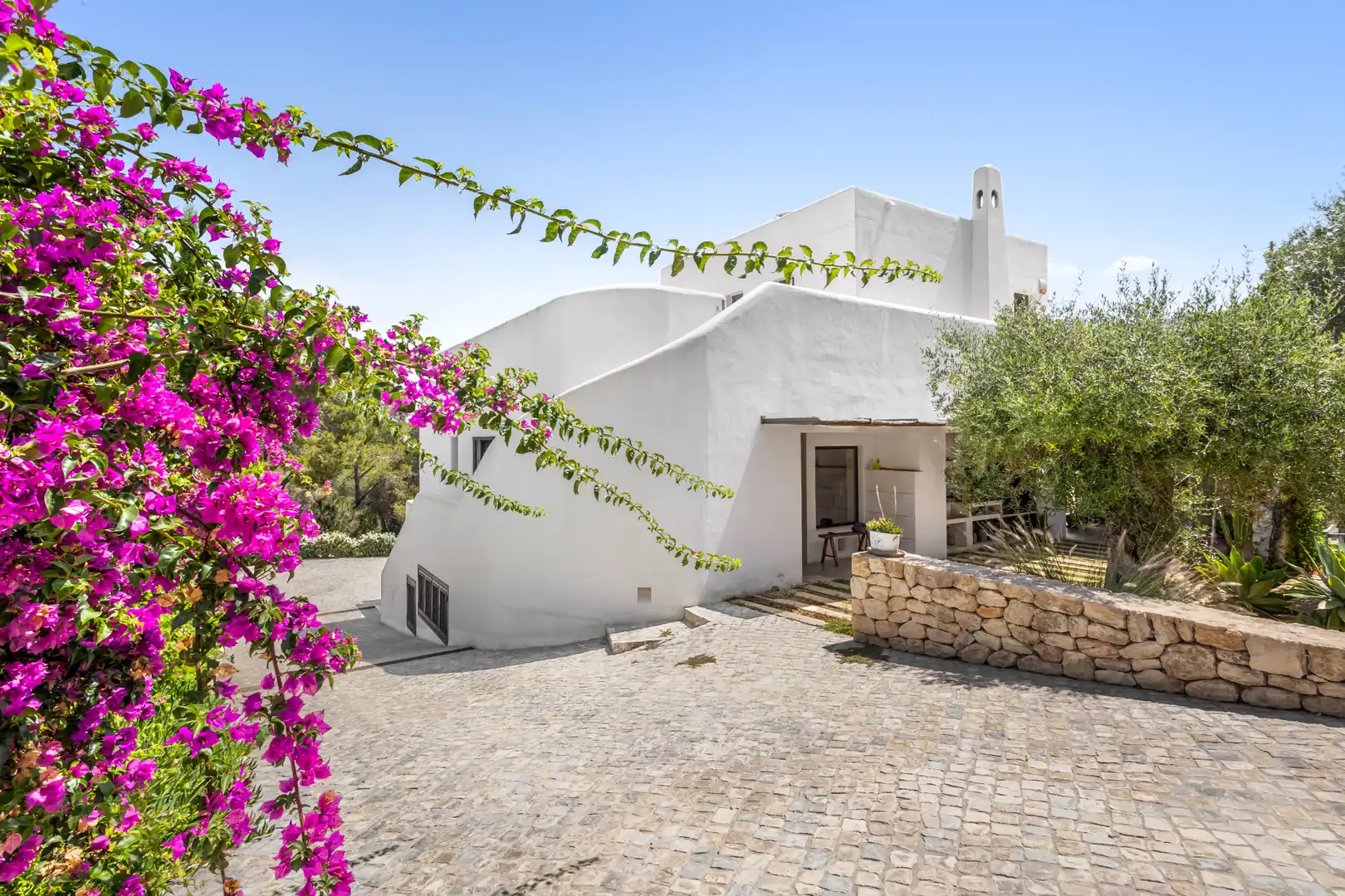 Vista exterior de Casa o xalet en venda en Santa Eulària des Riu amb Aire condicionat, Calefacció i Jardí privat