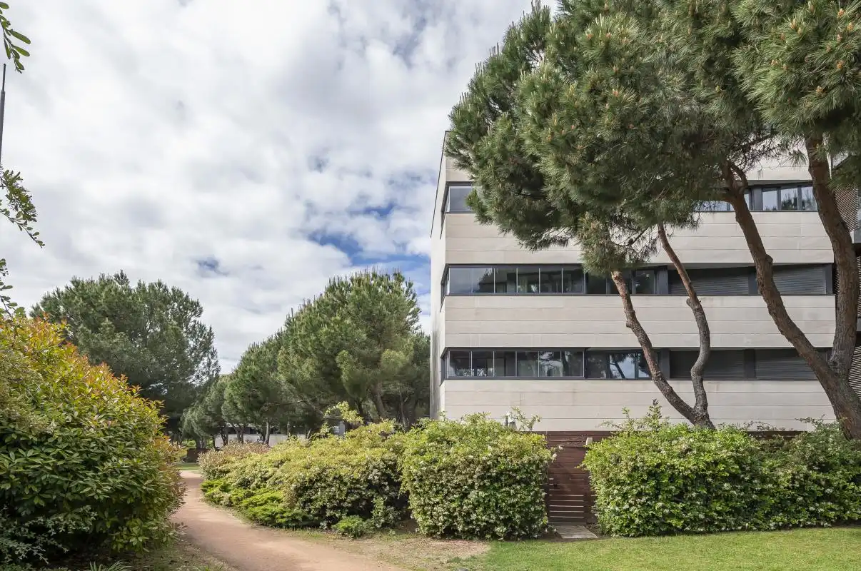 Vista exterior de Àtic en venda en Majadahonda amb Aire condicionat, Calefacció i Jardí privat