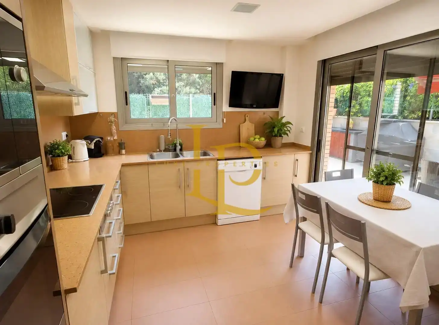 Küche von Einfamilien-Reihenhaus zum Verkauf in Cambrils mit Klimaanlage, Heizung und Privatgarten
