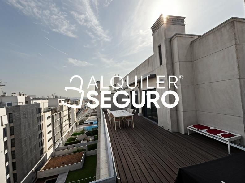 Terraza de Ático de alquiler en  Madrid Capital con Calefacción, Piscina y Amueblado
