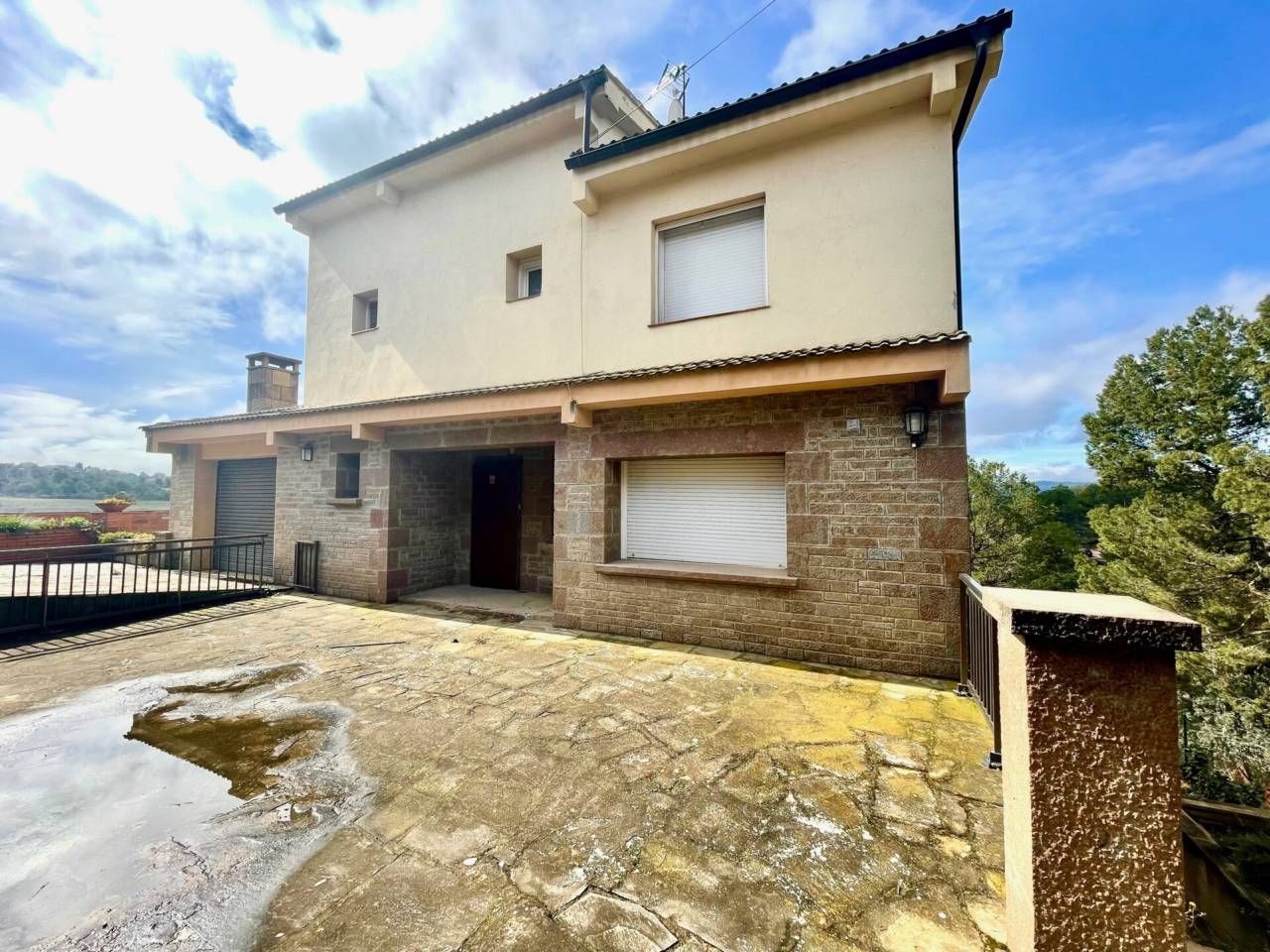 Vista exterior de Casa o xalet en venda en Castellnou de Bages amb Jardí privat, Terrassa i Piscina