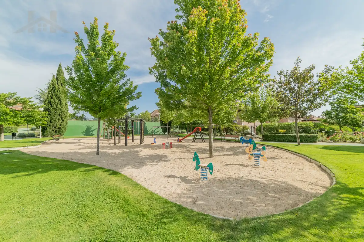 Vista exterior de Casa adosada en venta en Majadahonda con Aire acondicionado, Calefacción y Jardín privado