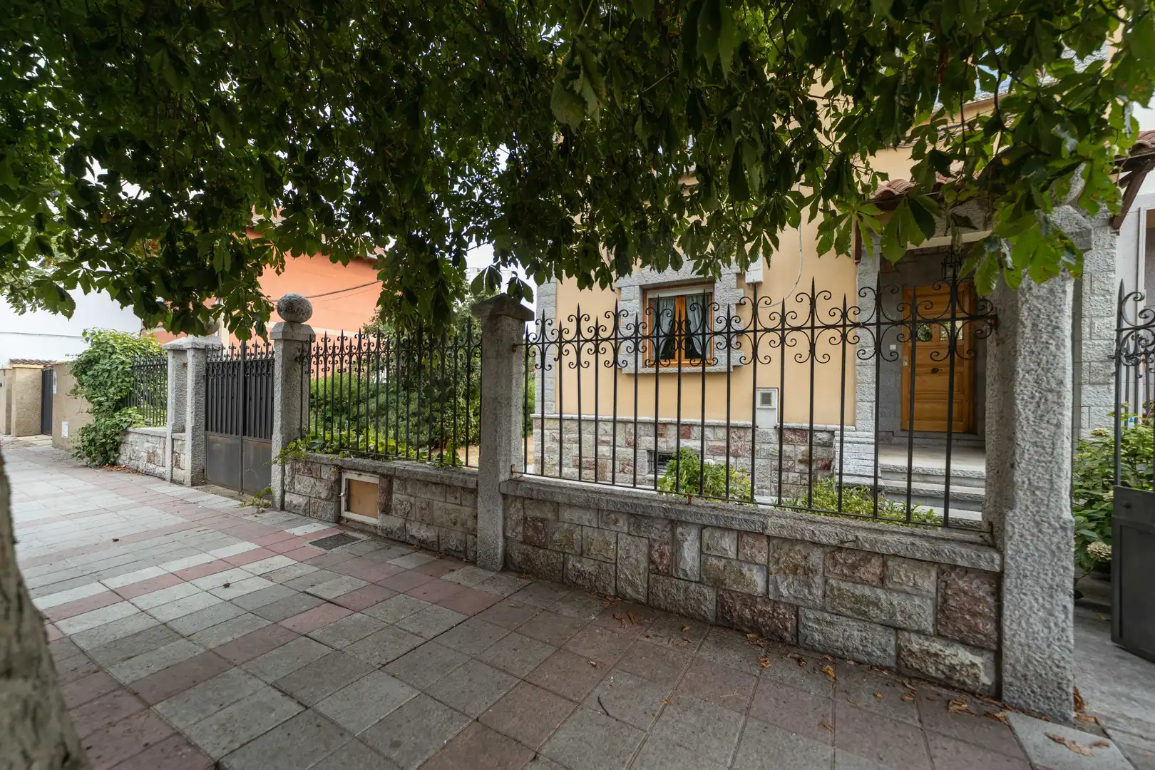 Vista exterior de Casa o chalet en venta en León Capital  con Calefacción