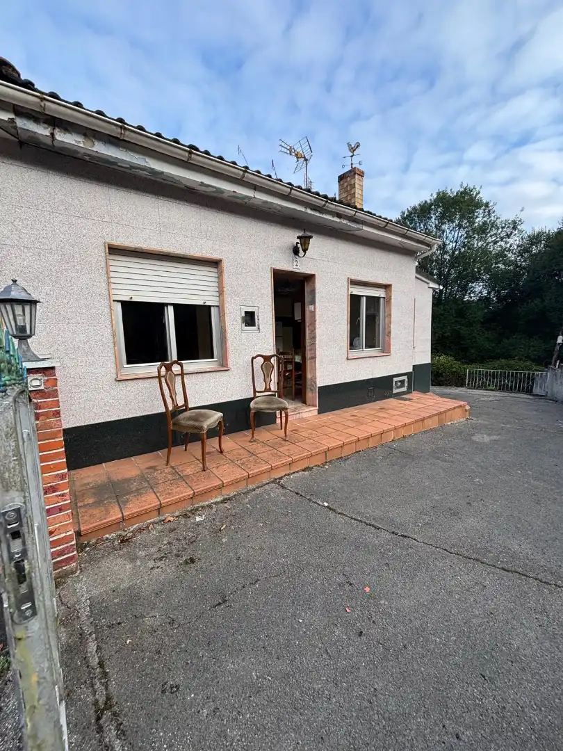 Vista exterior de Casa adosada en venta en Oviedo  con Calefacción, Jardín privado y Amueblado