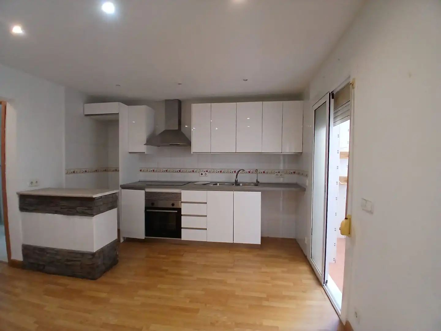 Kitchen of Flat for rent in Badalona  with Parquet flooring and Balcony