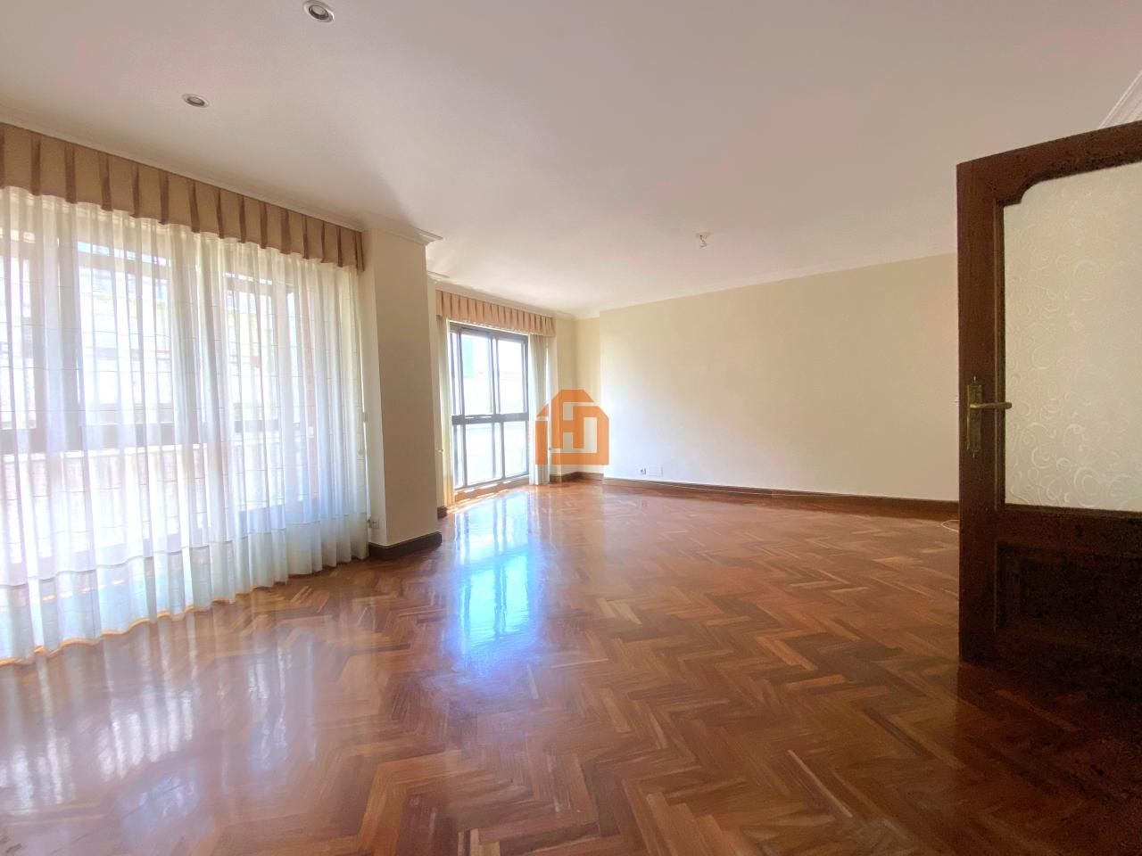 Sala d'estar de Pis en venda en León Capital  amb Calefacció, Parquet i Terrassa