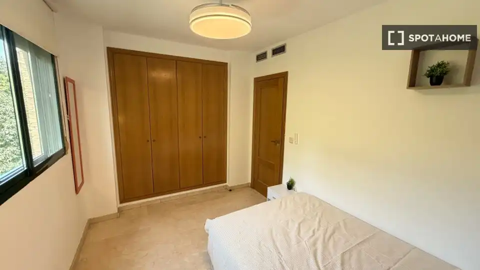 Bedroom of Flat for share in Valencia  with Air Conditioner, Heating and Furnished