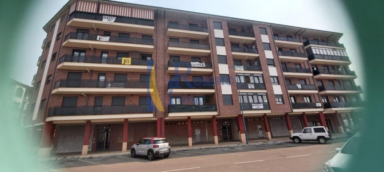 Vista exterior de Pis en venda en León Capital  amb Calefacció, Parquet i Terrassa