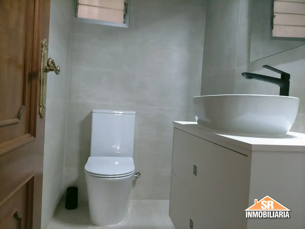 Baño de Piso de alquiler en A Coruña Capital  con Calefacción, Amueblado y Horno
