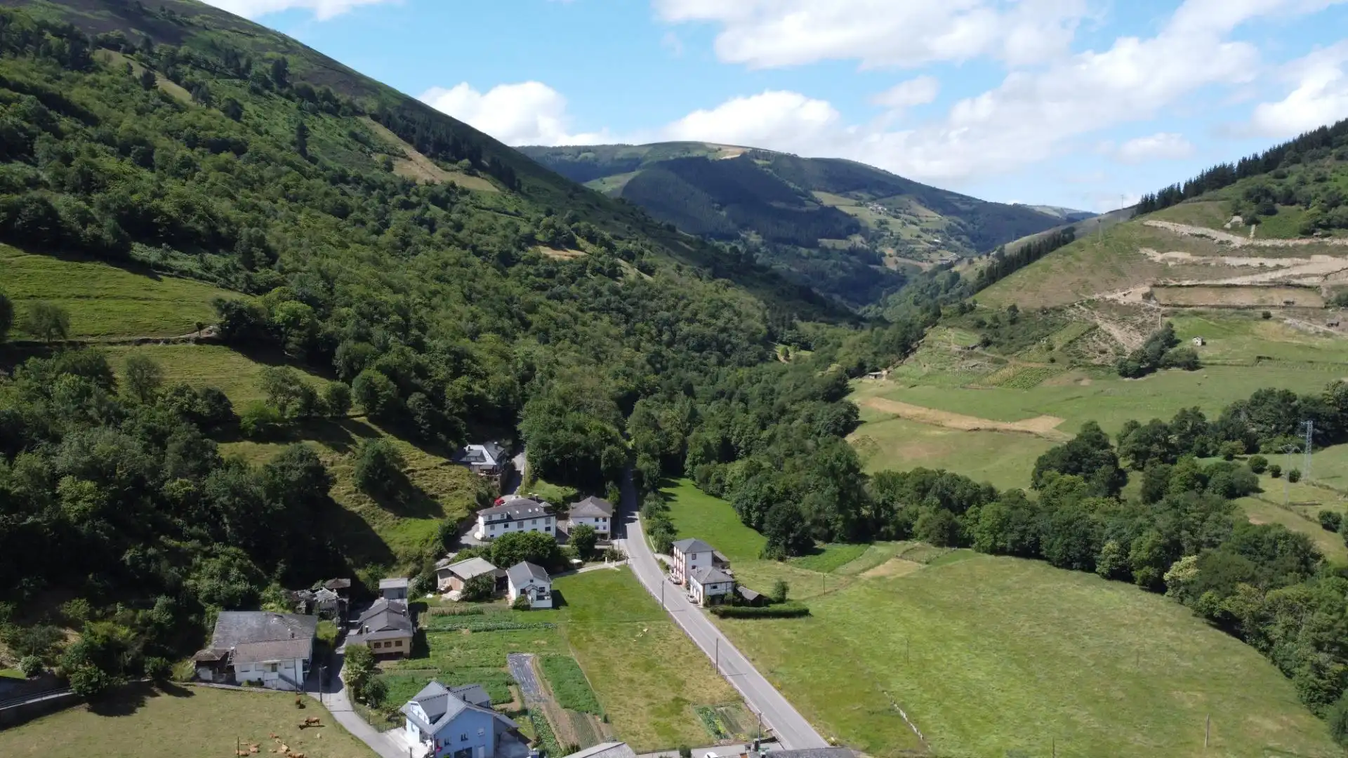 Vista exterior de Casa o chalet en venta en Cangas del Narcea con Jardín privado, Amueblado y Balcón