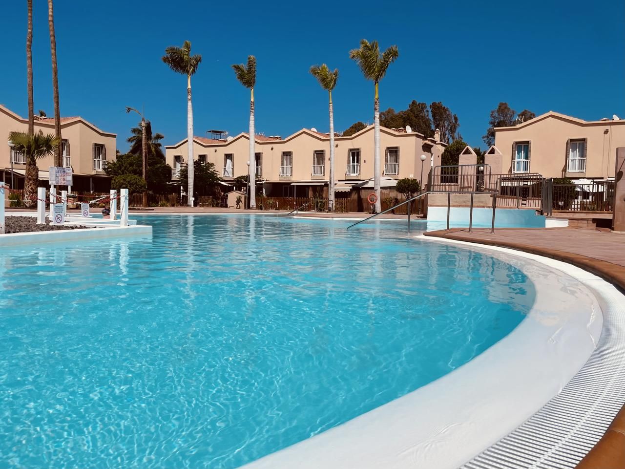 Piscina de Dúplex en venta en San Bartolomé de Tirajana con Aire acondicionado, Terraza y Trastero