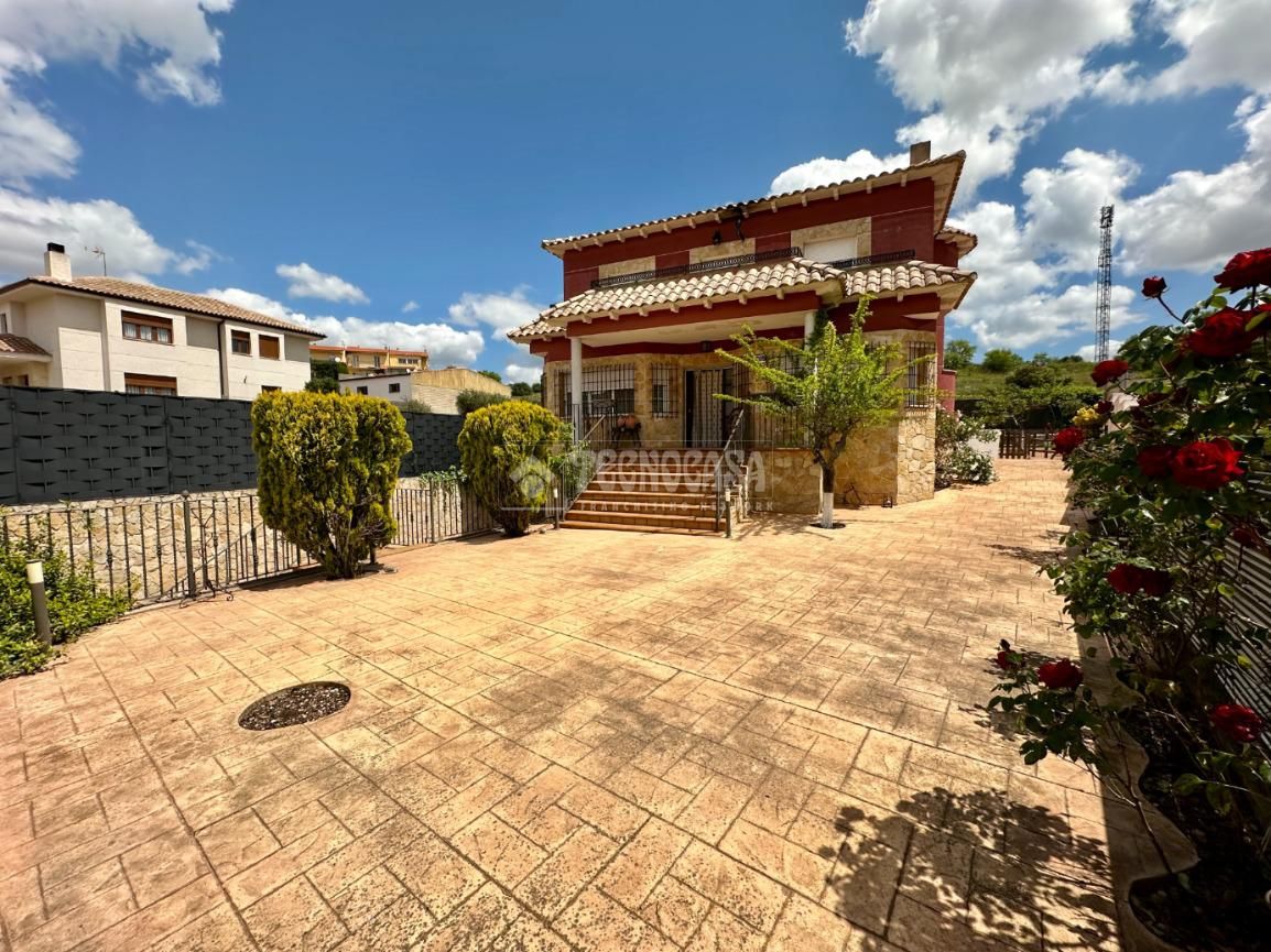 Vista exterior de Casa o xalet en venda en Mondéjar amb Aire condicionat, Calefacció i Terrassa