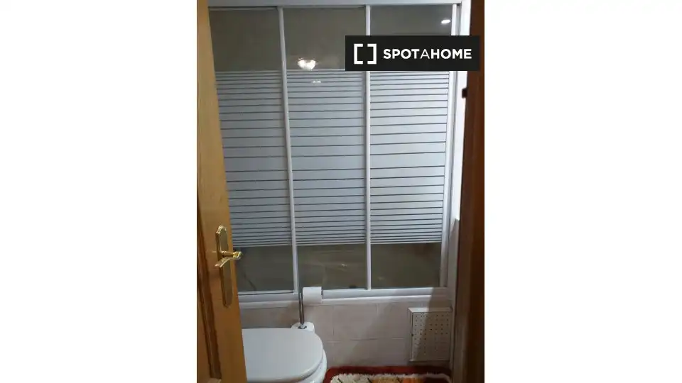 Bathroom of Flat for rent in Madrid  with Air Conditioner, Heating and Furnished