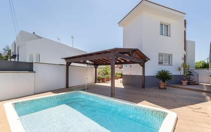 Piscina de Casa adosada en venda en  Granada Capital amb Aire condicionat, Calefacció i Jardí privat