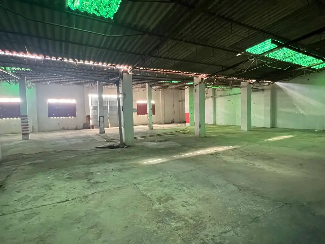 Industrial building to rent in Calle Acebo 2