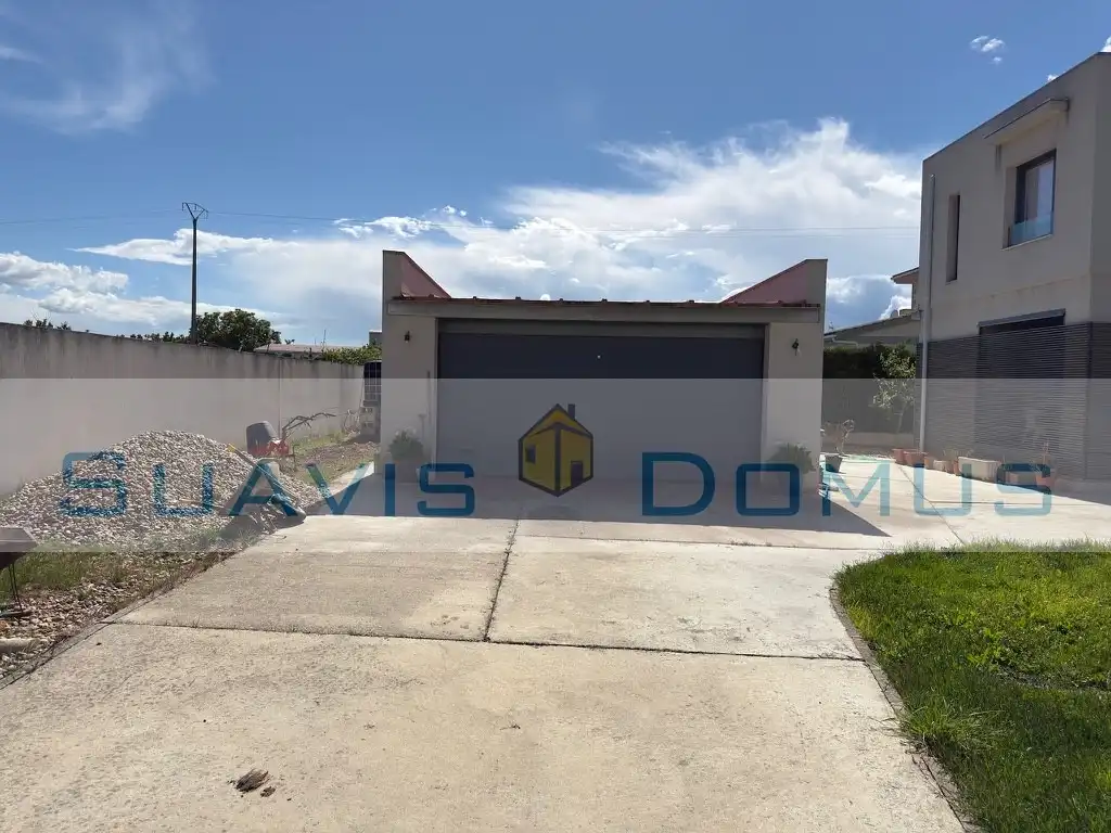 Vista exterior de Casa o xalet en venda en Roales amb Calefacció, Terrassa i Piscina