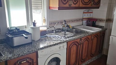 Piso en zona calle El Peso. Cuenta con recibidor, salóncomedor, cocina amueblada, cuarto de baño, dos dormitorios, trastero y park