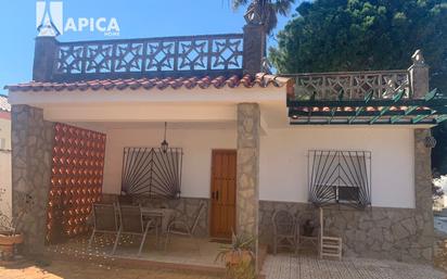 Vista exterior de Casa o xalet en venda en Chiclana de la Frontera amb Piscina